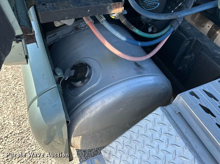 image for item ER8968 2012 Peterbilt 587 semi truck