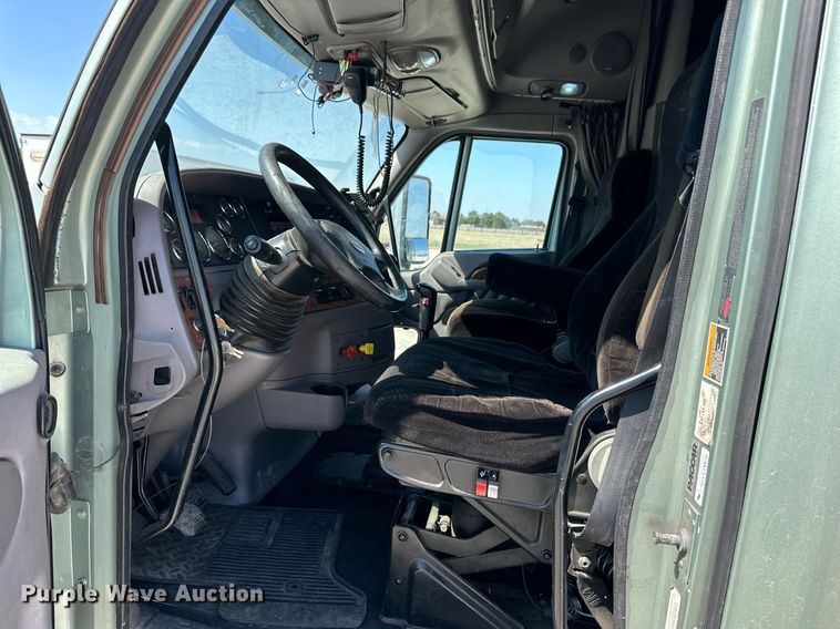 image for item ER8968 2012 Peterbilt 587 semi truck
