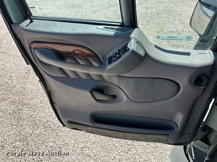 image for item ER8968 2012 Peterbilt 587 semi truck