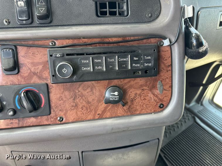 image for item ER8968 2012 Peterbilt 587 semi truck