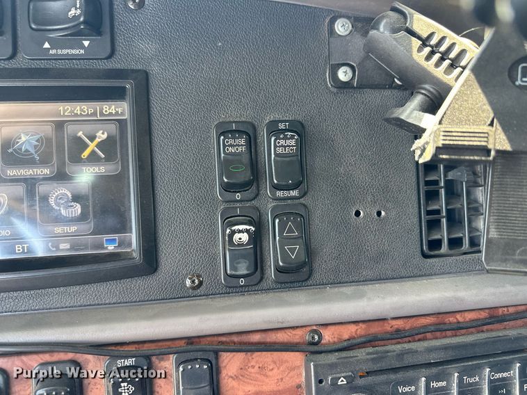 image for item ER8968 2012 Peterbilt 587 semi truck