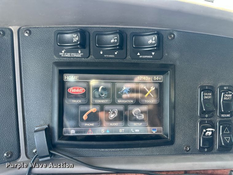 image for item ER8968 2012 Peterbilt 587 semi truck