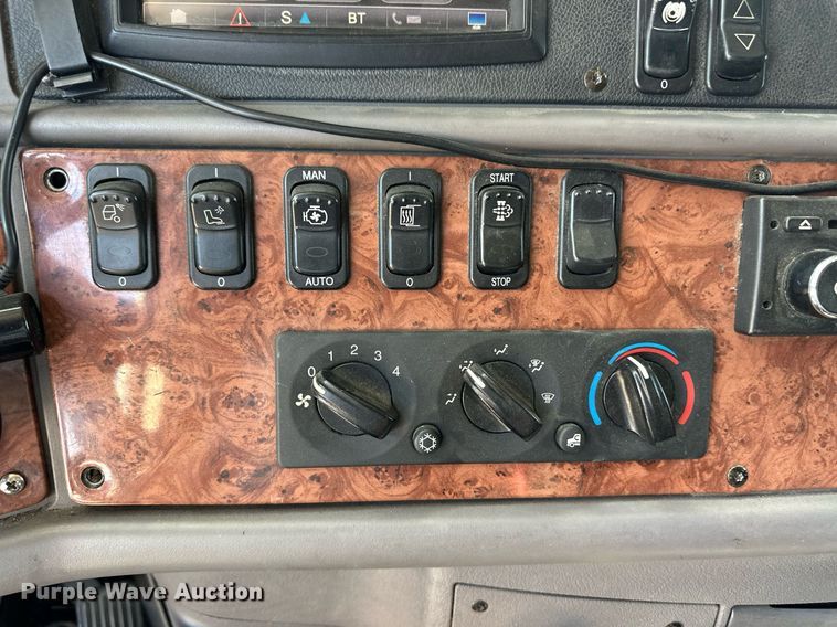 image for item ER8968 2012 Peterbilt 587 semi truck