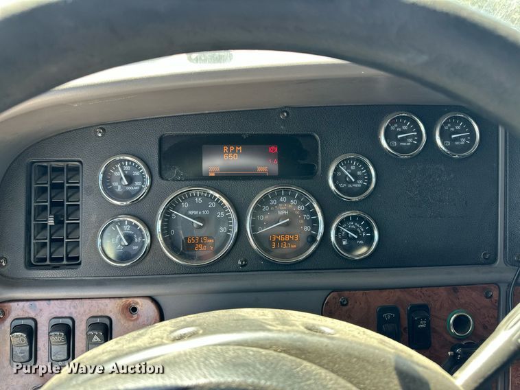 image for item ER8968 2012 Peterbilt 587 semi truck