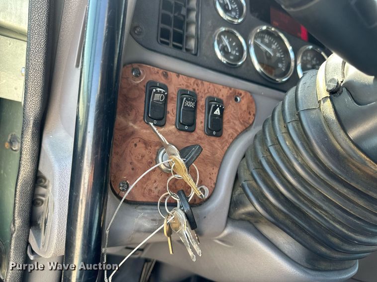 image for item ER8968 2012 Peterbilt 587 semi truck