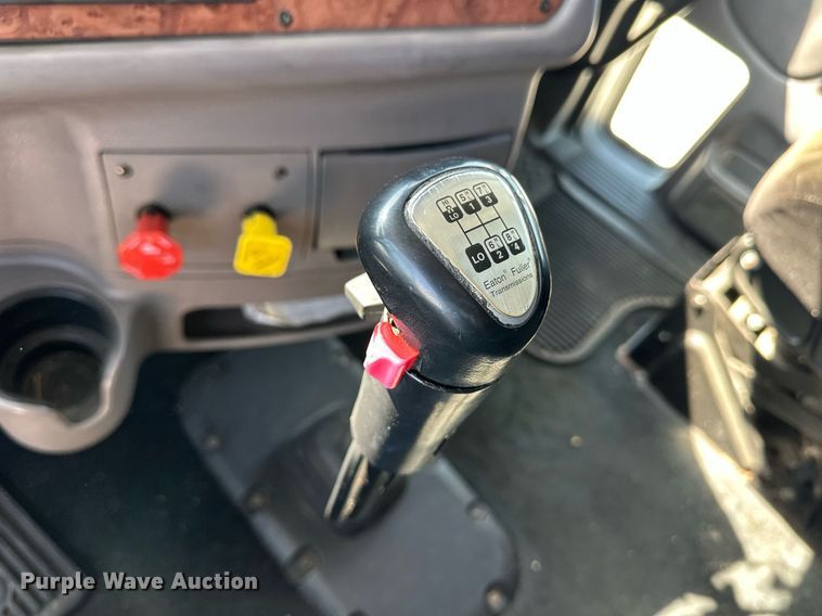 image for item ER8968 2012 Peterbilt 587 semi truck