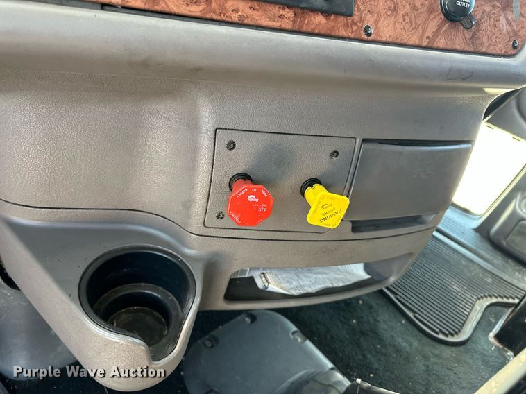 image for item ER8968 2012 Peterbilt 587 semi truck