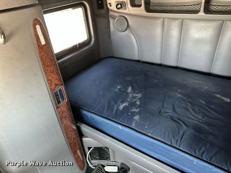 image for item ER8968 2012 Peterbilt 587 semi truck