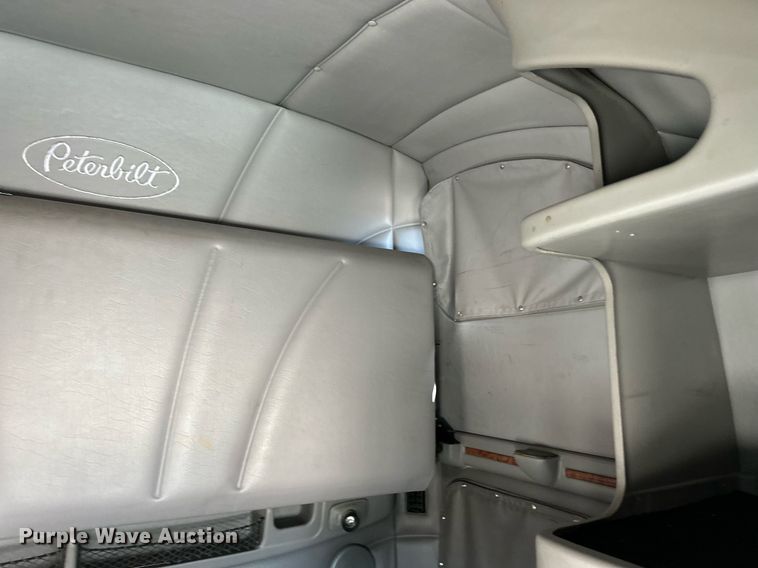 image for item ER8968 2012 Peterbilt 587 semi truck