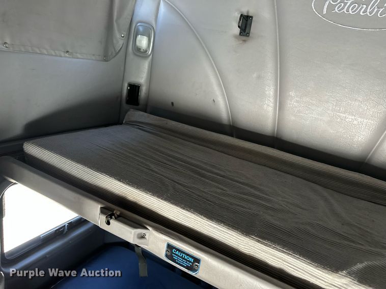 image for item ER8968 2012 Peterbilt 587 semi truck