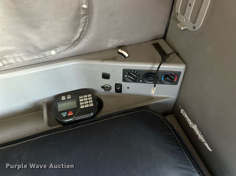 image for item ER8968 2012 Peterbilt 587 semi truck