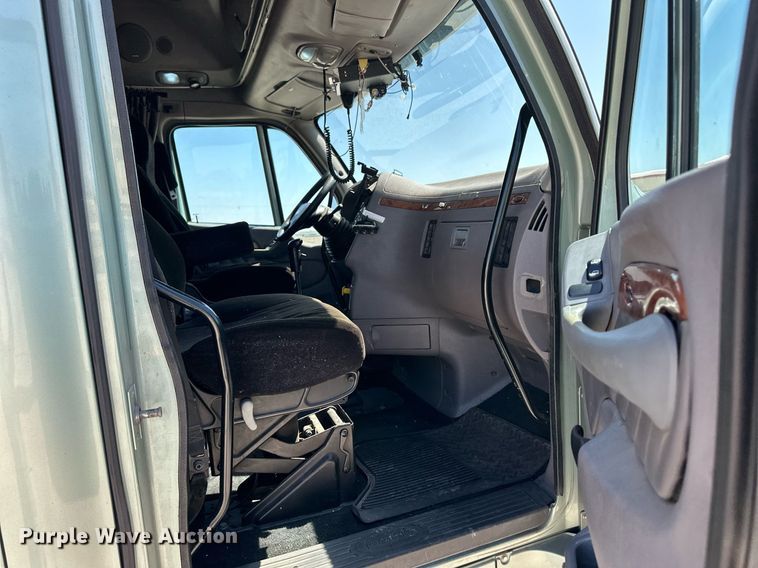 image for item ER8968 2012 Peterbilt 587 semi truck