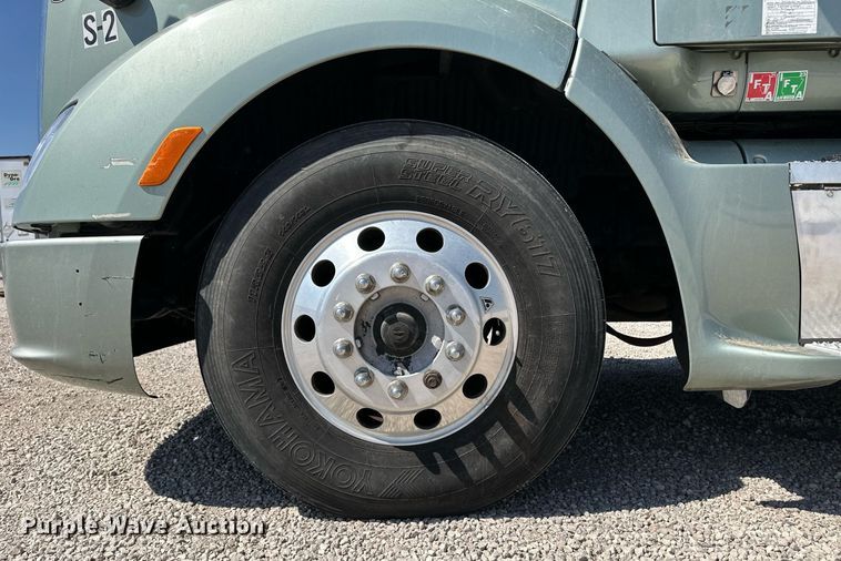 image for item ER8968 2012 Peterbilt 587 semi truck