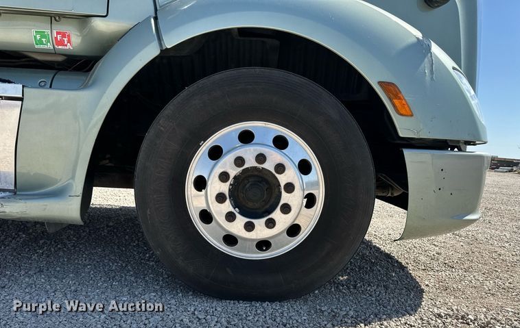 image for item ER8968 2012 Peterbilt 587 semi truck