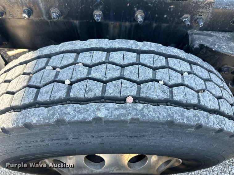 image for item ER8968 2012 Peterbilt 587 semi truck