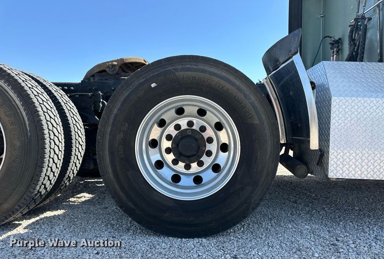 image for item ER8968 2012 Peterbilt 587 semi truck