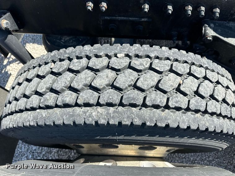 image for item ER8968 2012 Peterbilt 587 semi truck