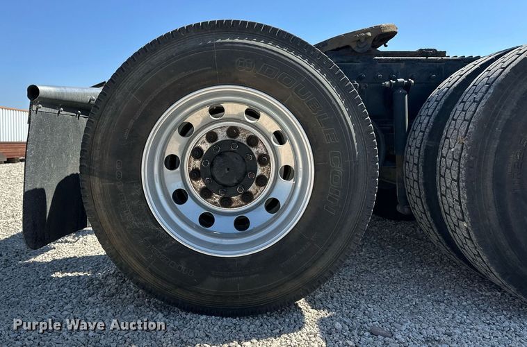 image for item ER8968 2012 Peterbilt 587 semi truck