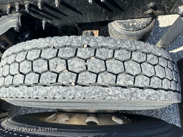 image for item ER8968 2012 Peterbilt 587 semi truck