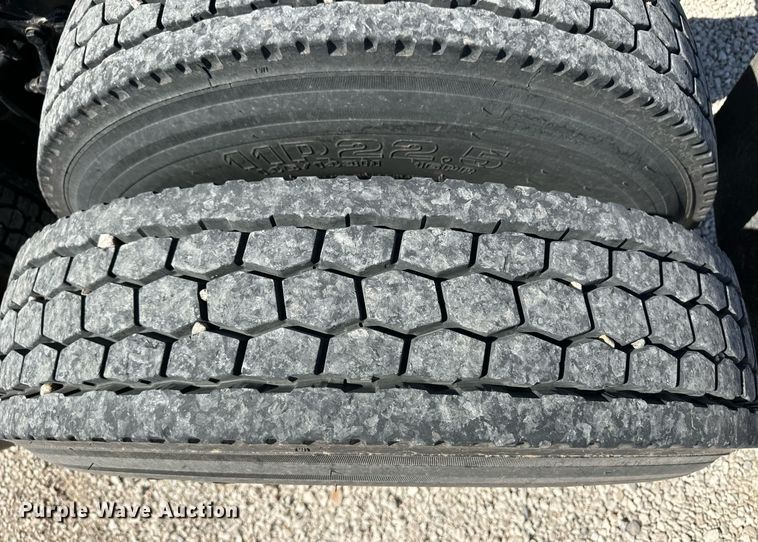 image for item ER8968 2012 Peterbilt 587 semi truck