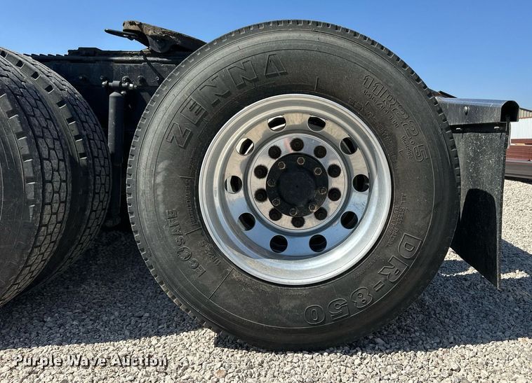 image for item ER8968 2012 Peterbilt 587 semi truck