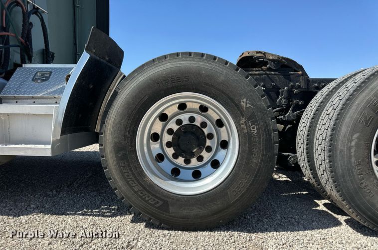 image for item ER8968 2012 Peterbilt 587 semi truck