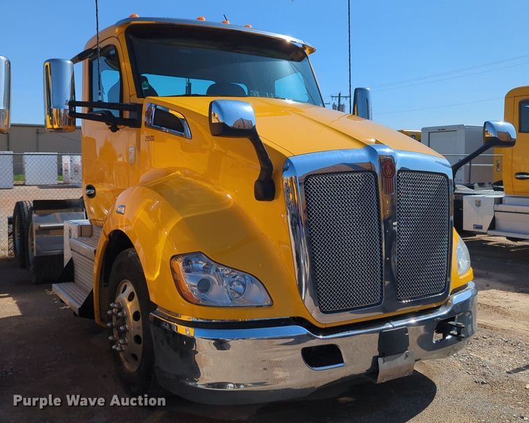 image for item NG9417 2021 Kenworth T680 semi truck
