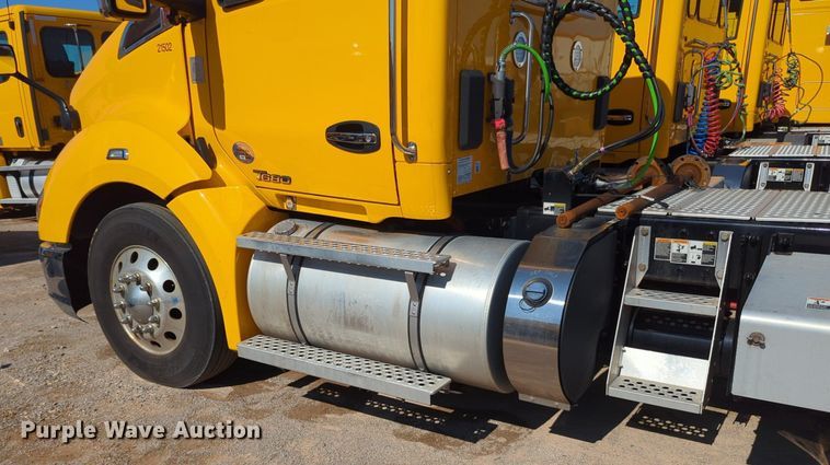image for item NG9417 2021 Kenworth T680 semi truck