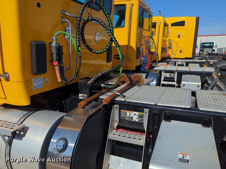 image for item NG9417 2021 Kenworth T680 semi truck