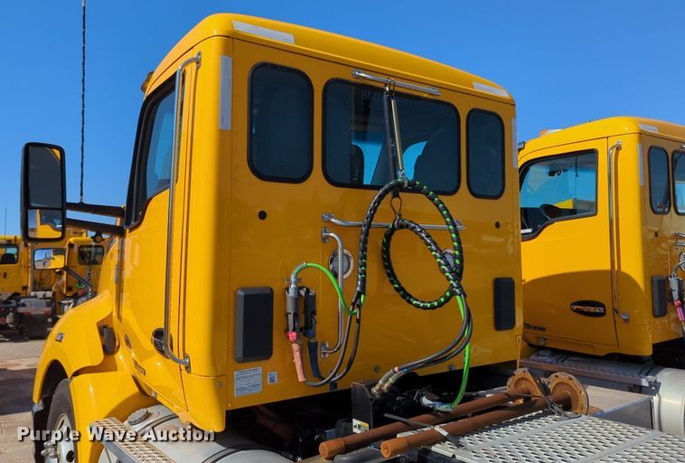 image for item NG9417 2021 Kenworth T680 semi truck