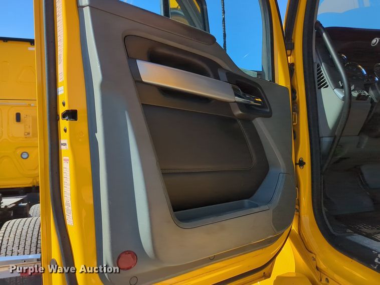 image for item NG9417 2021 Kenworth T680 semi truck