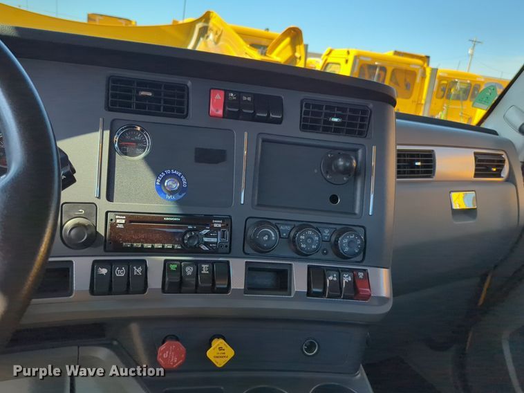 image for item NG9417 2021 Kenworth T680 semi truck