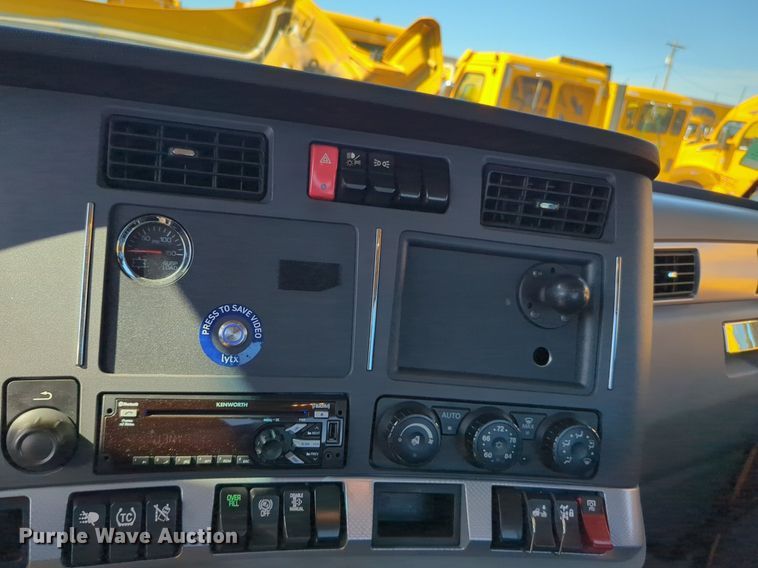 image for item NG9417 2021 Kenworth T680 semi truck