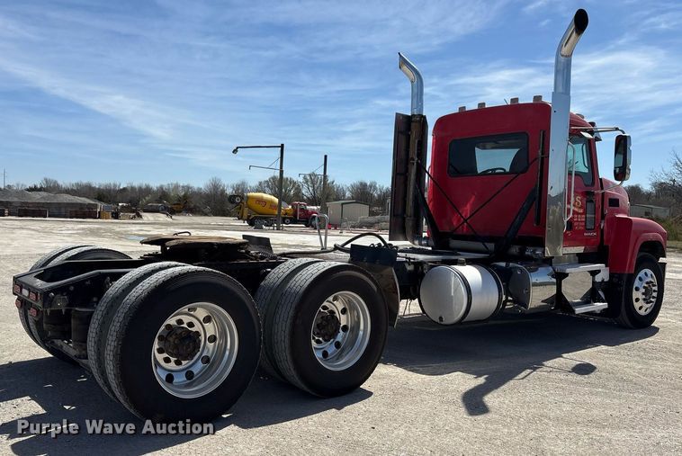 image for item OB9517 2013 Mack CHU613 semi truck