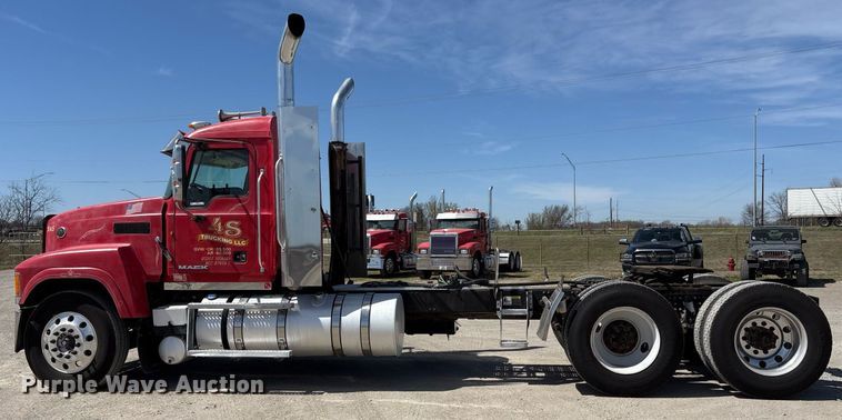 image for item OB9517 2013 Mack CHU613 semi truck