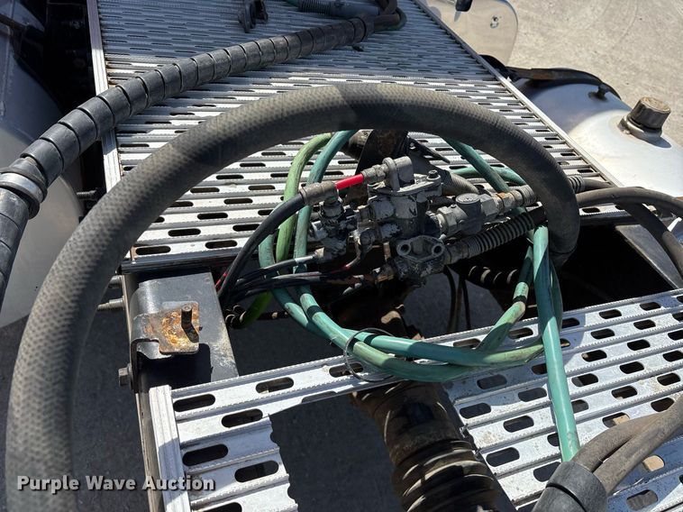 image for item OB9517 2013 Mack CHU613 semi truck