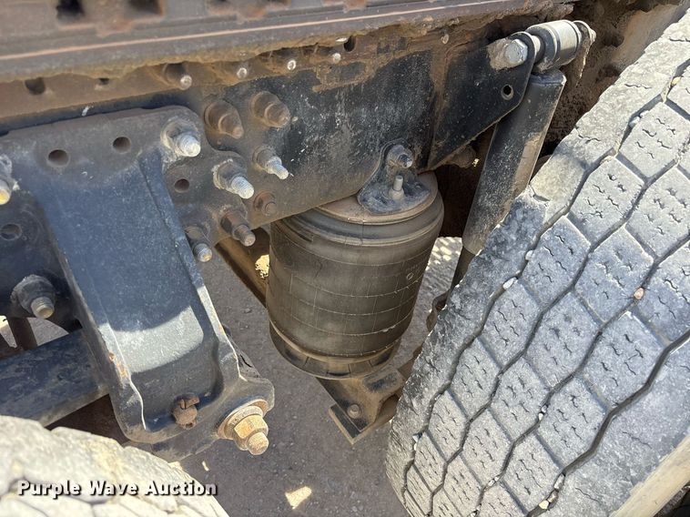 image for item OB9517 2013 Mack CHU613 semi truck