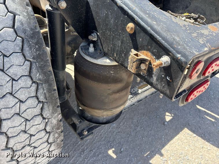 image for item OB9517 2013 Mack CHU613 semi truck