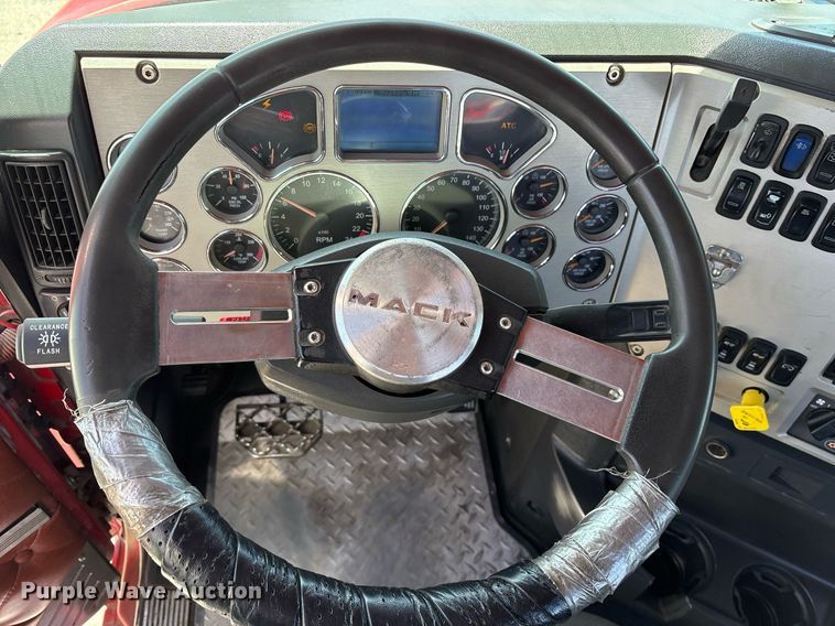 image for item OB9517 2013 Mack CHU613 semi truck