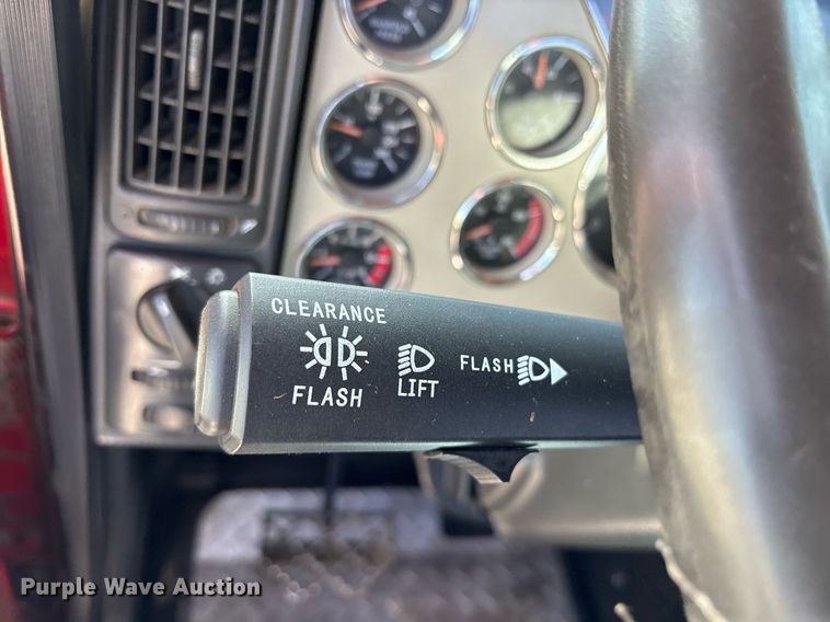 image for item OB9517 2013 Mack CHU613 semi truck