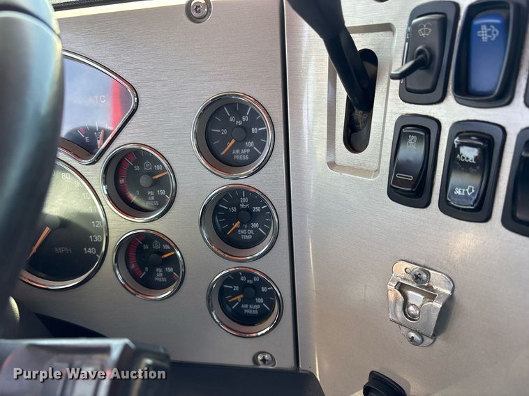 image for item OB9517 2013 Mack CHU613 semi truck