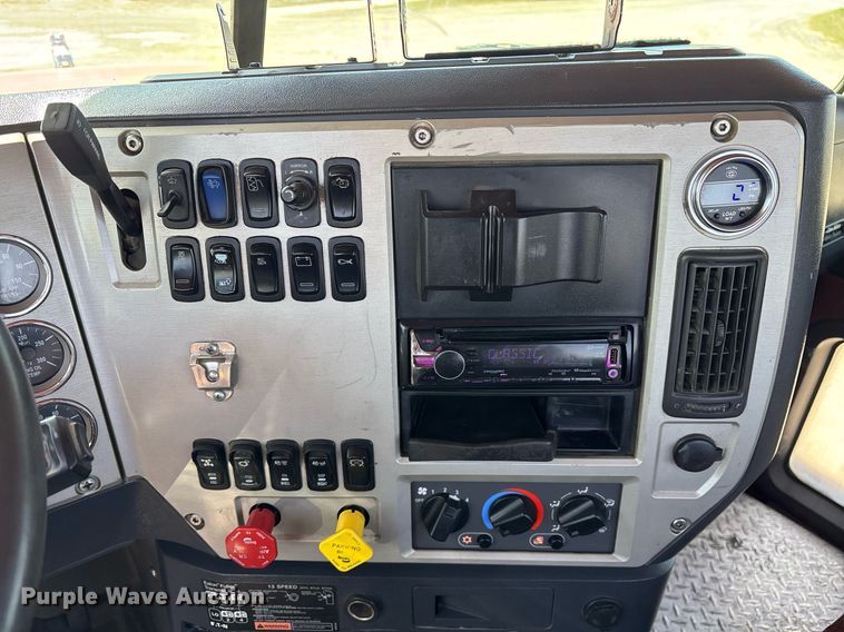 image for item OB9517 2013 Mack CHU613 semi truck