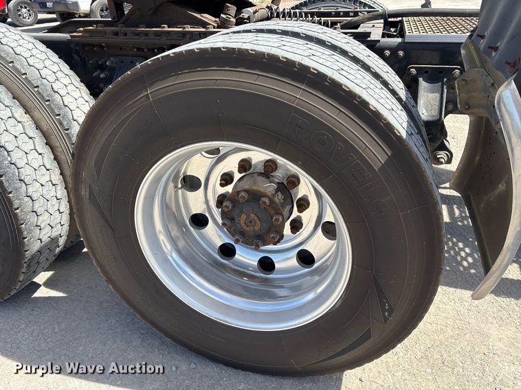 image for item OB9517 2013 Mack CHU613 semi truck