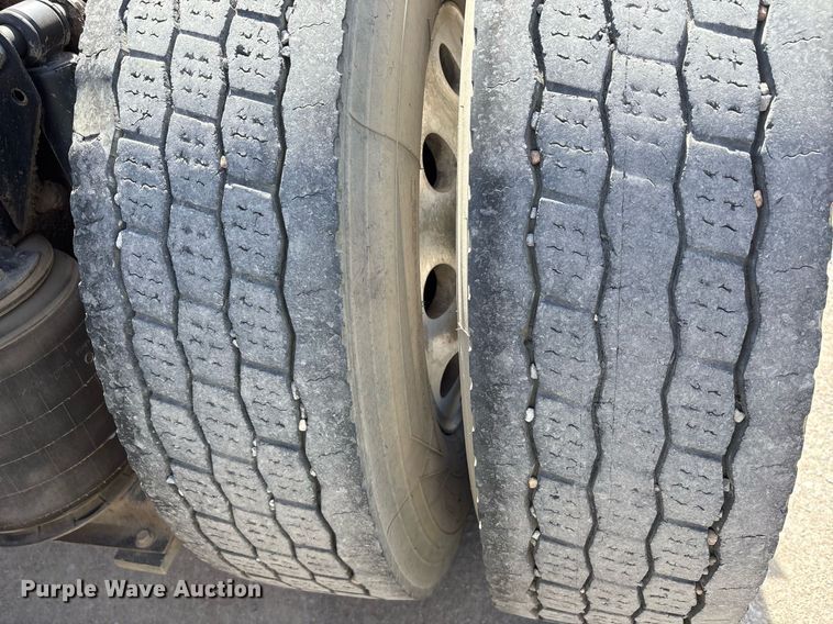 image for item OB9517 2013 Mack CHU613 semi truck