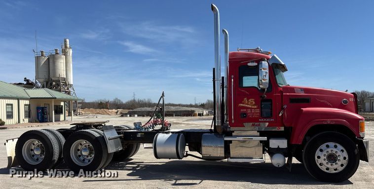 image for item OB9518 2013 Mack CHU613 semi truck