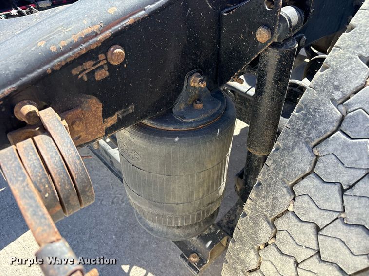 image for item OB9518 2013 Mack CHU613 semi truck