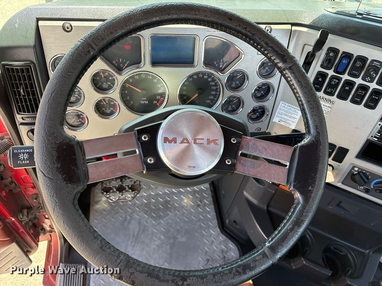 image for item OB9518 2013 Mack CHU613 semi truck