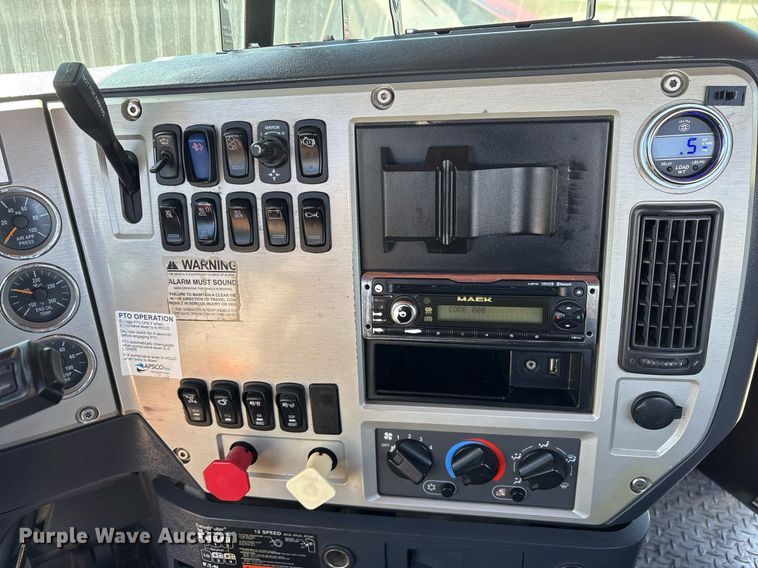 image for item OB9518 2013 Mack CHU613 semi truck