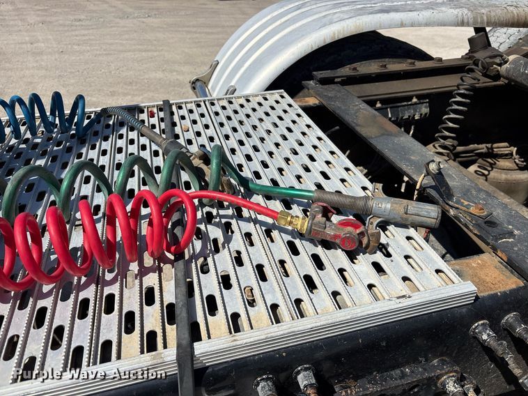 image for item OB9519 2012 Mack CHU613 semi truck