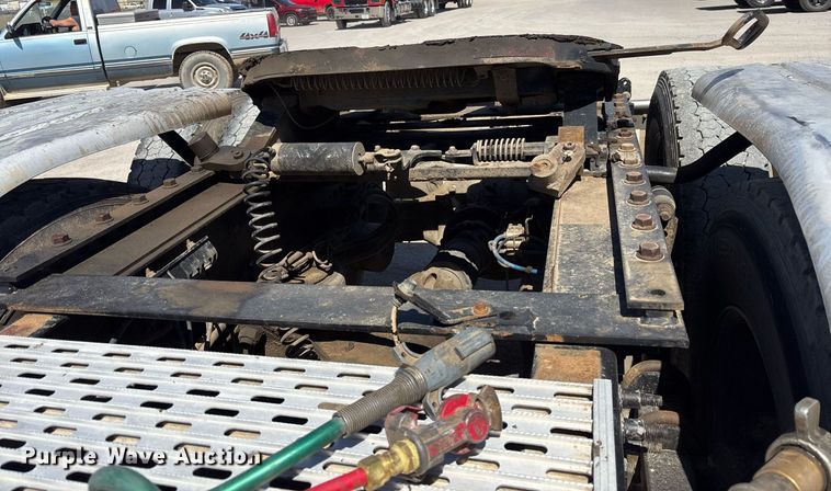 image for item OB9519 2012 Mack CHU613 semi truck